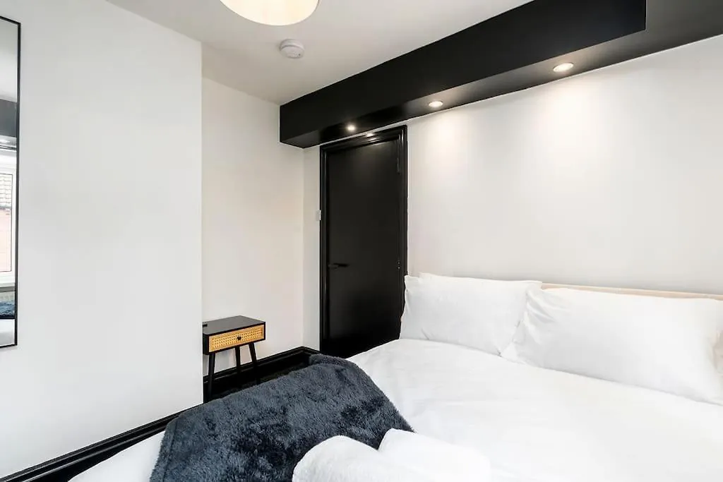 Dawlish House - Newly Refurbished Gem Apartment Leeds