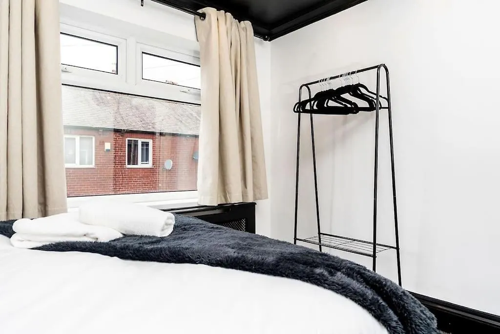 Dawlish House - Newly Refurbished Gem Apartment Leeds  Leeds (West Yorkshire)