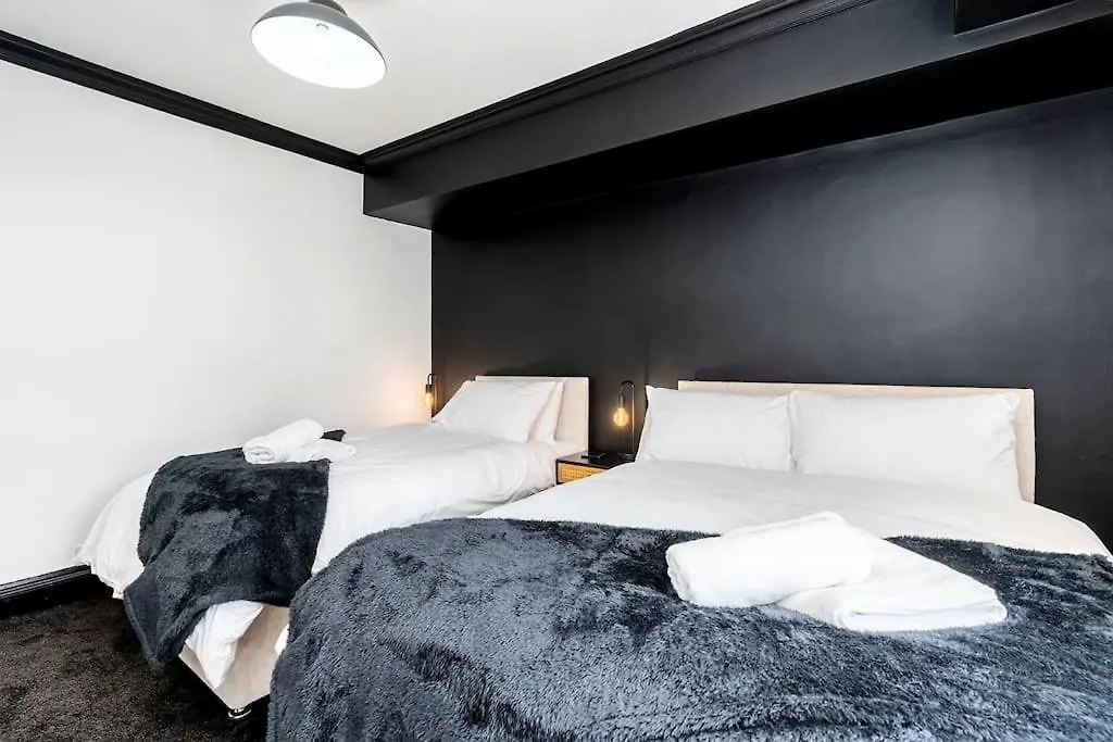 Dawlish House - Newly Refurbished Gem Apartment Leeds